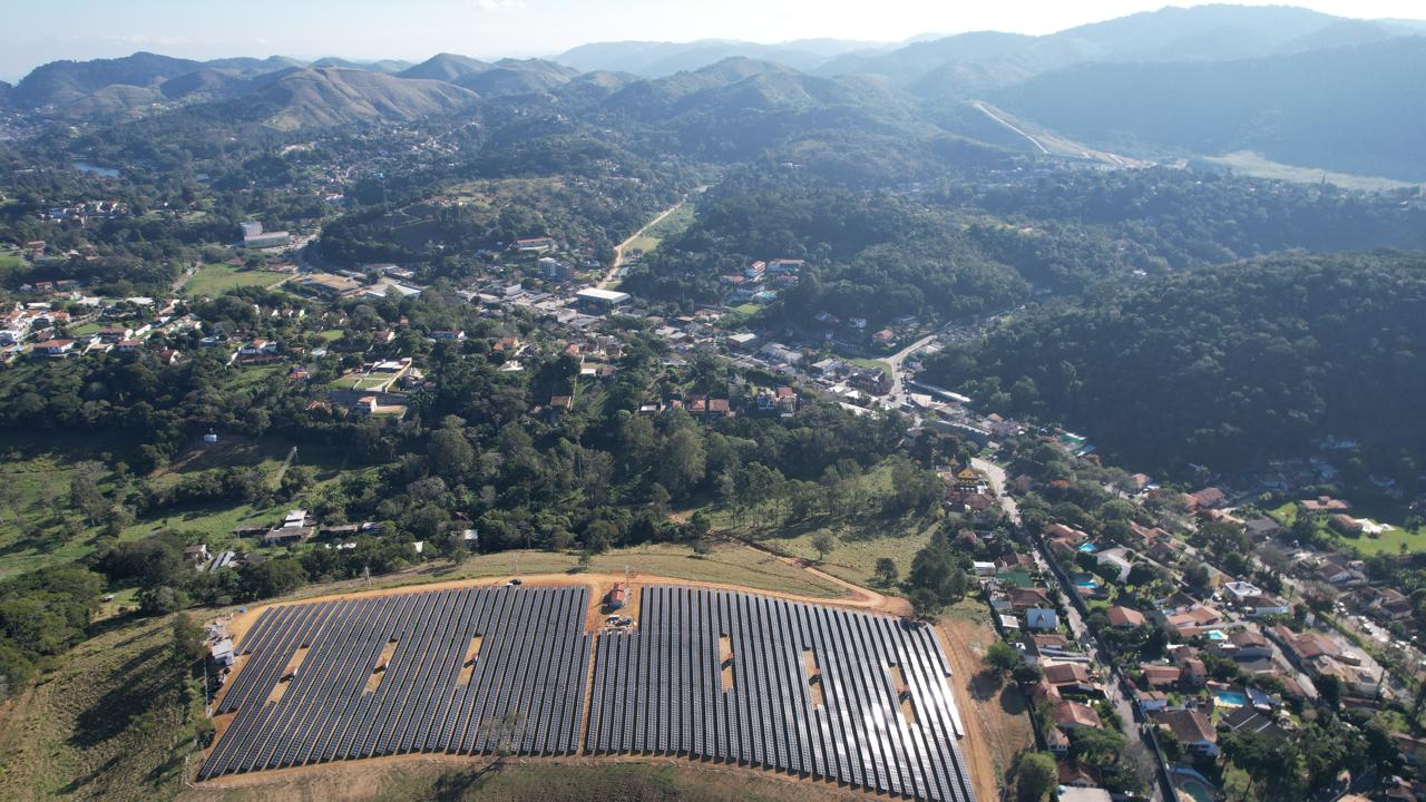 Vista aérea do parque com Miguel Pereira ao fundo