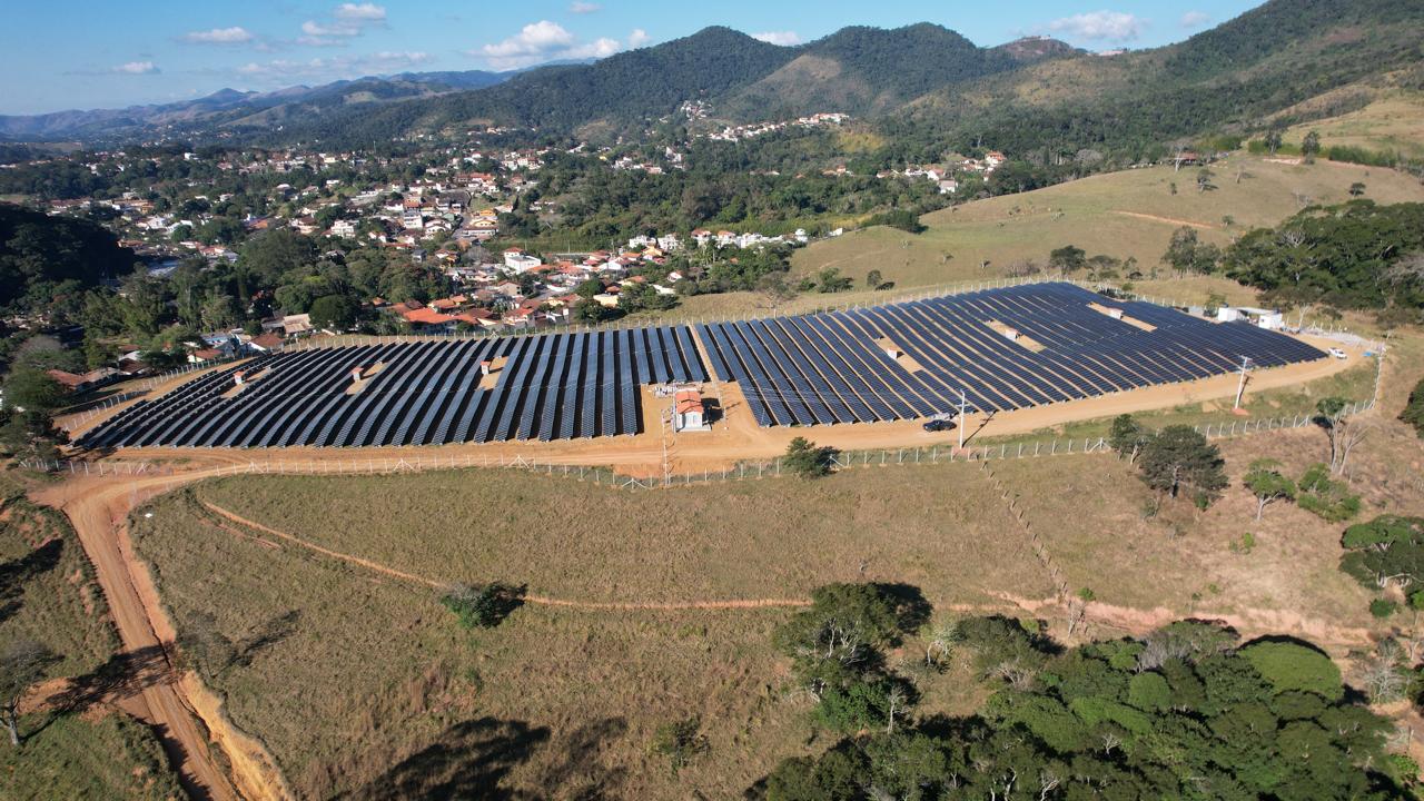 Vista aérea do parque próximo à cidade