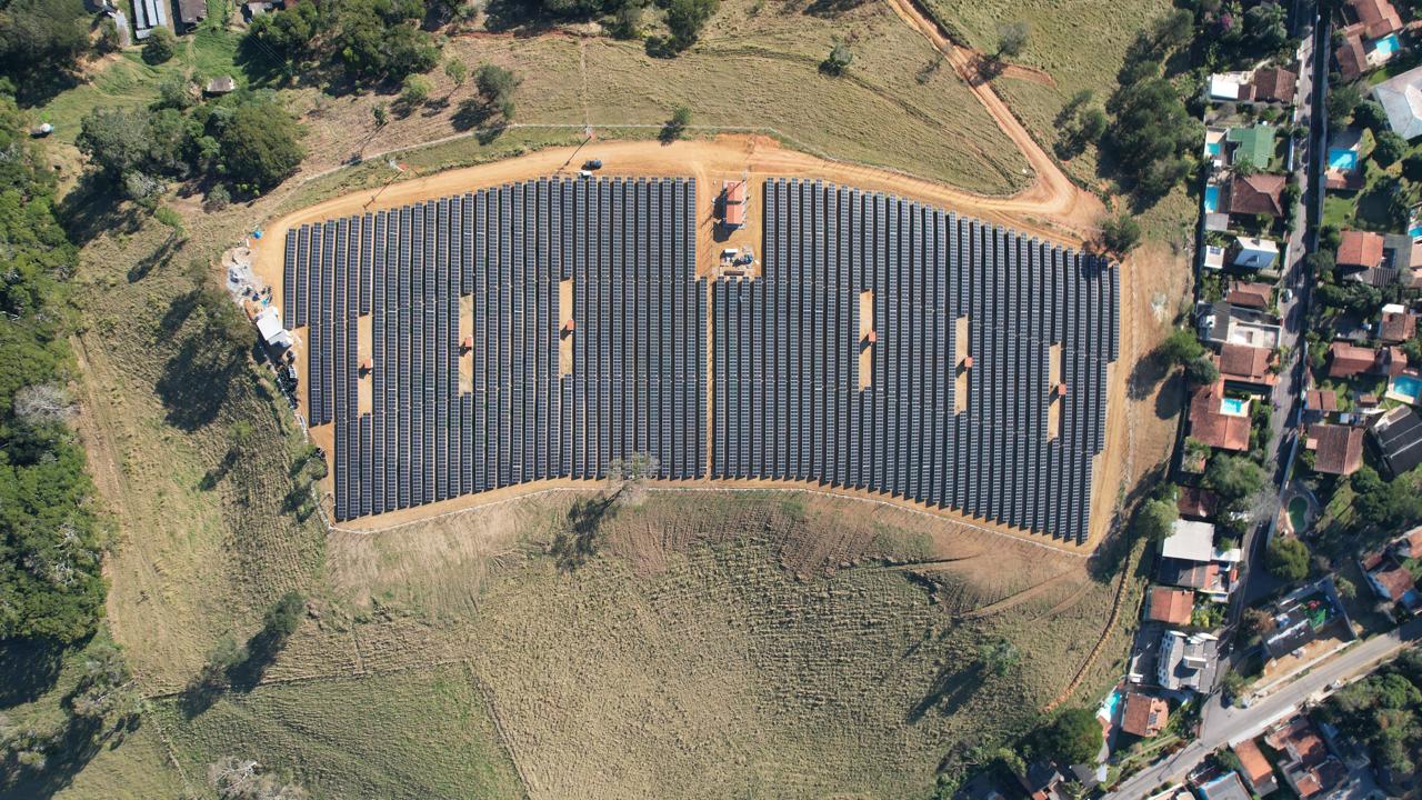 Vista aérea de topo das fileiras de módulos