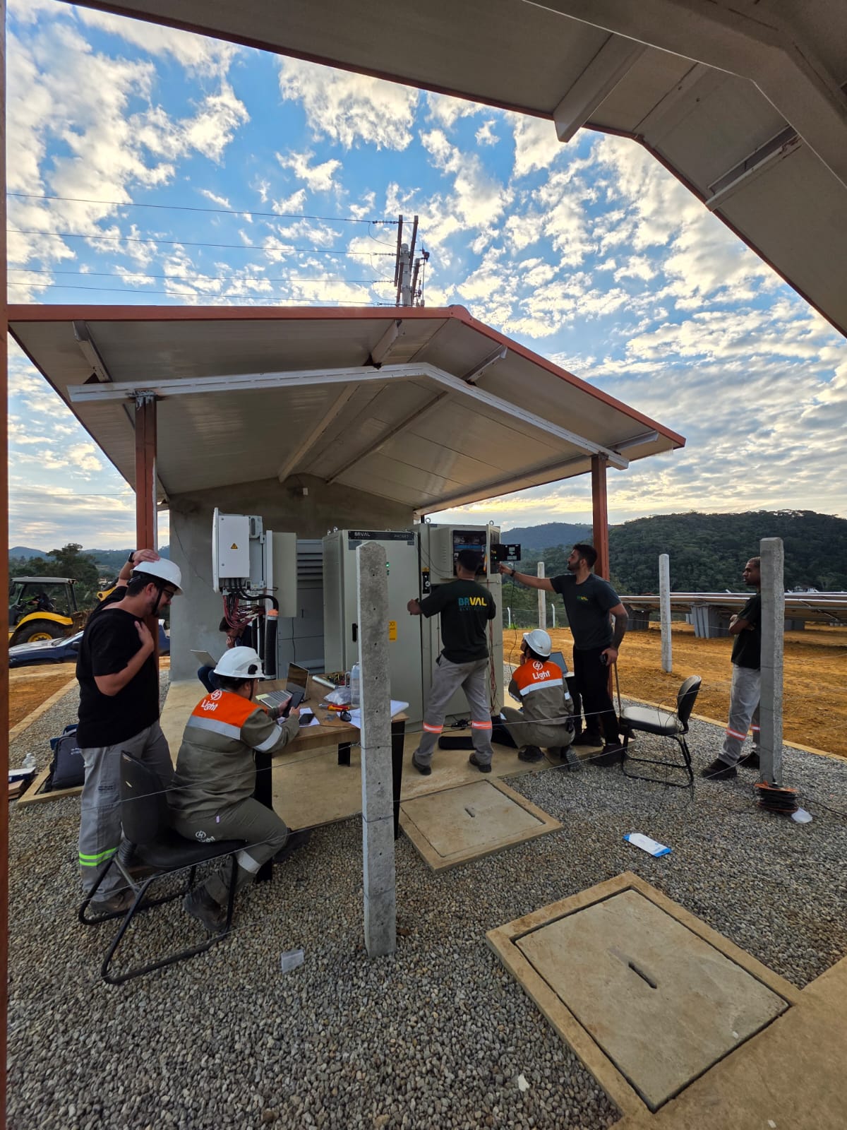 Equipe técnica da concessionária Light e da instaladora Braval comissionando o parque
