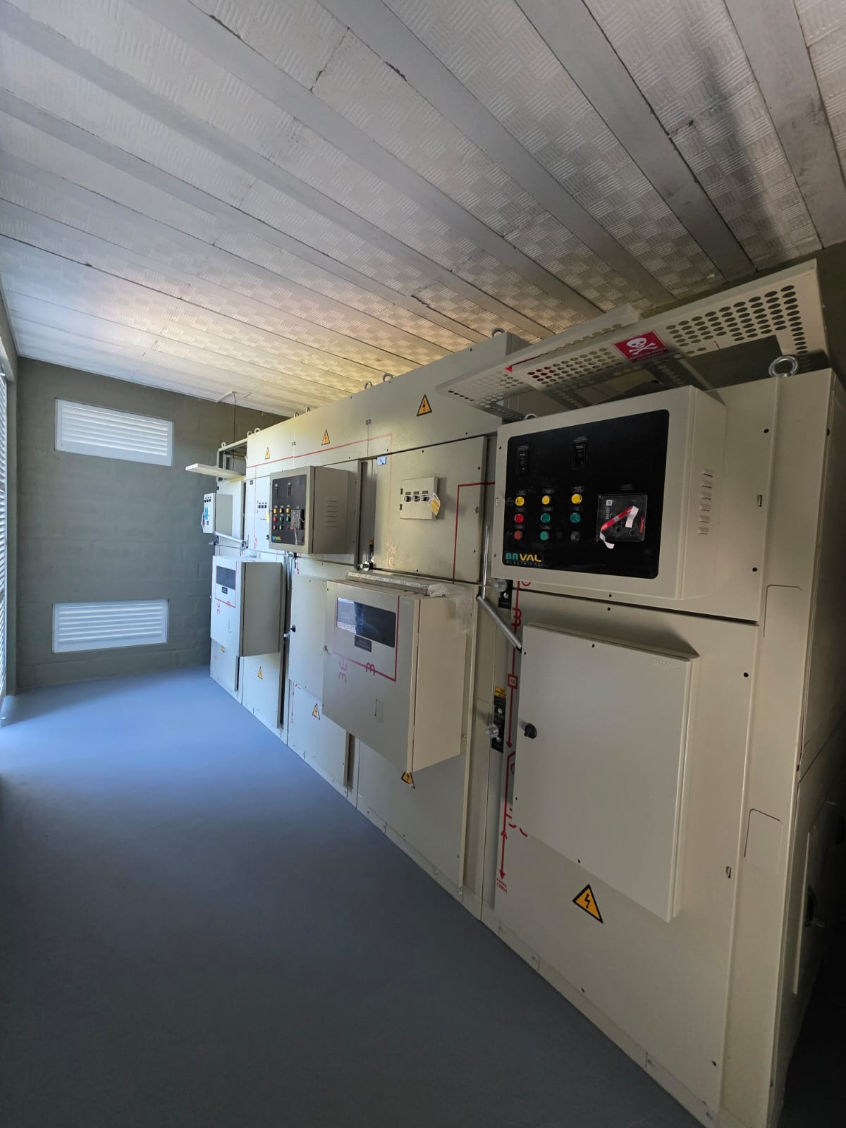 Sala elétrica com os painéis de proteção e medição